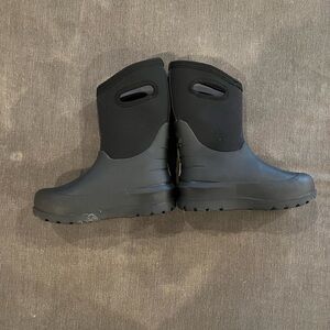 Kids black Bogs snow boots. Size 4